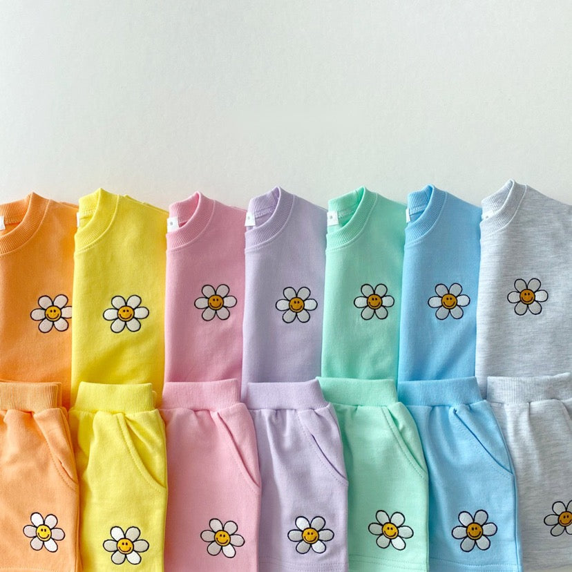 Smiley Flower Short Sleeve Sweatshirt and Shorts (Set)
